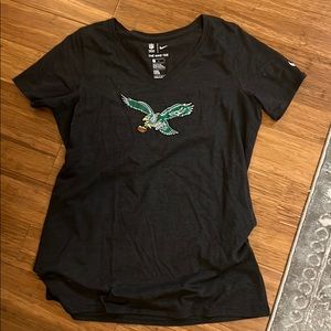 Eagles logo v neck tee